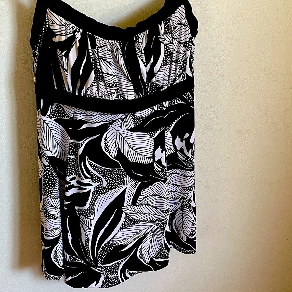 💥beautiful swimsuit one-piece black & white previously loved